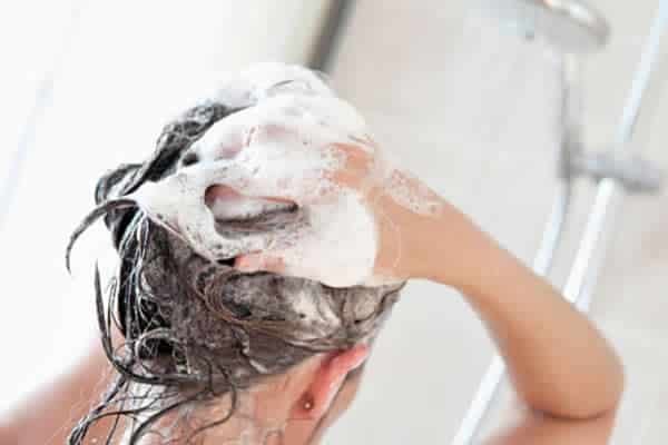 Frequência de lavar o cabelo: qual a melhor? | Queda de cabelo