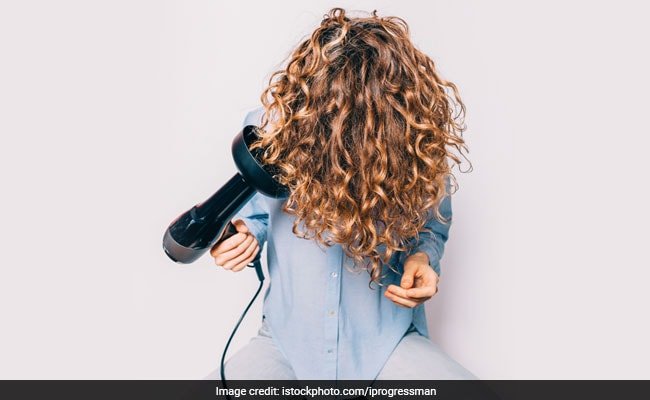 How To Use A Diffuser For Curly Hair: Tress Tips For Defined, Styled Curls